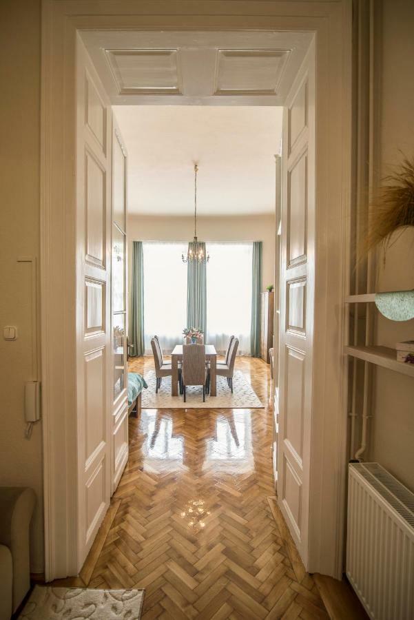 Suzy Apartman Егер Екстериор снимка