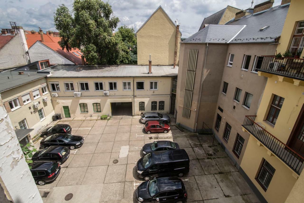 Suzy Apartman Егер Екстериор снимка